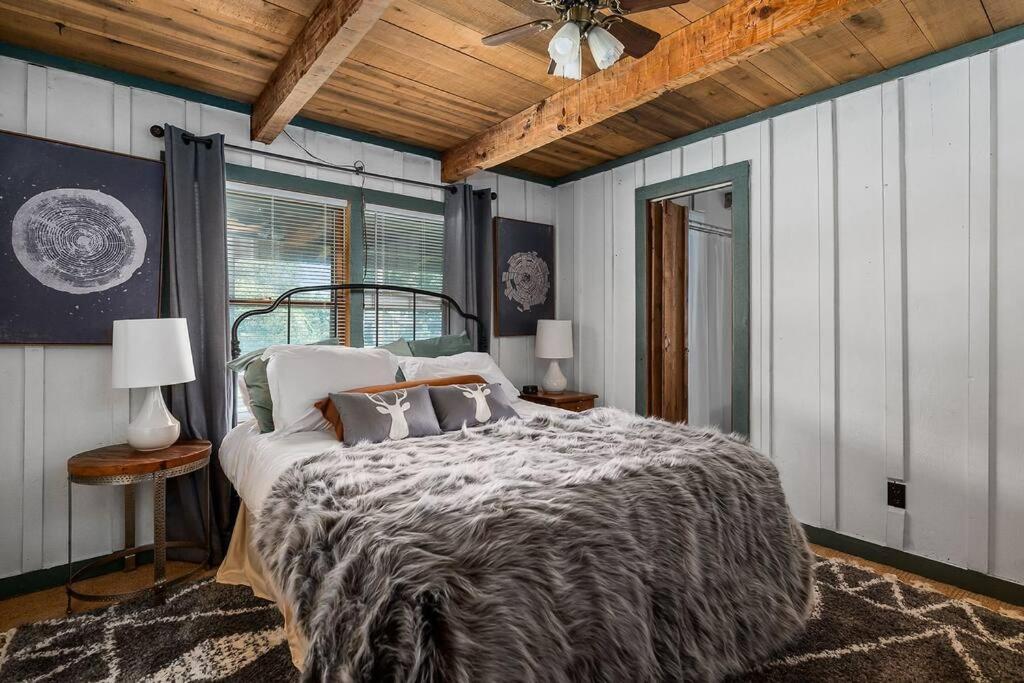 Rustic Cabin, Dock, Firepit, Kayaks & Games Winchester Exterior photo