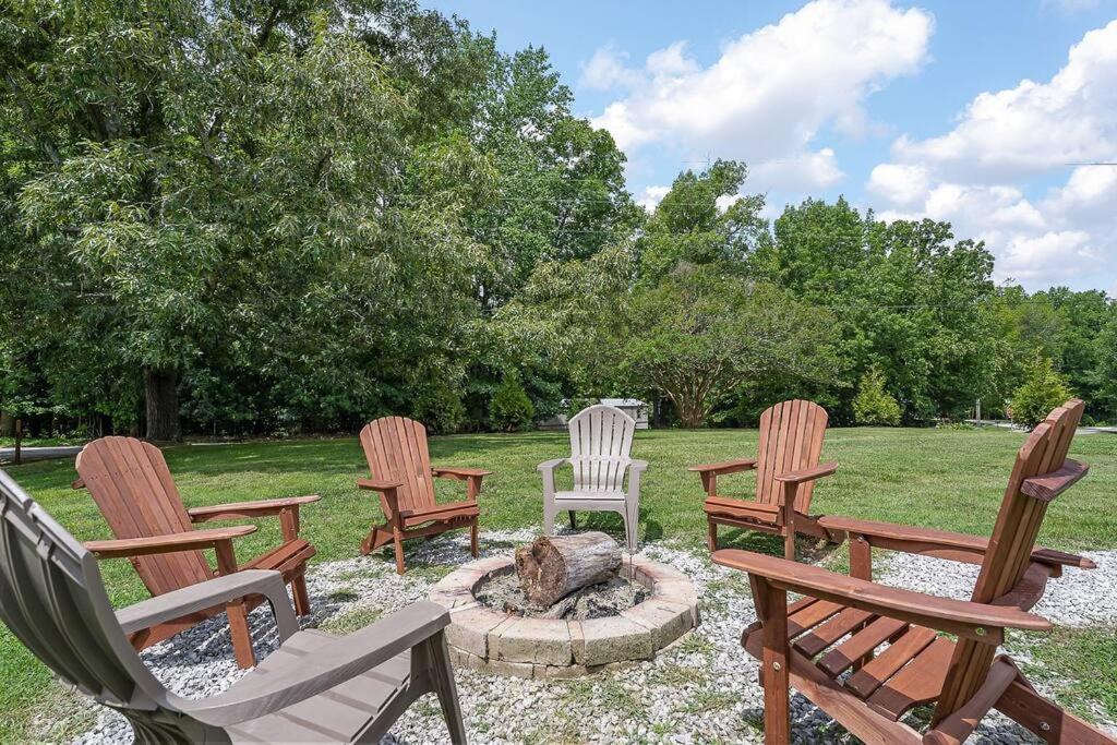 Rustic Cabin, Dock, Firepit, Kayaks & Games Winchester Exterior photo